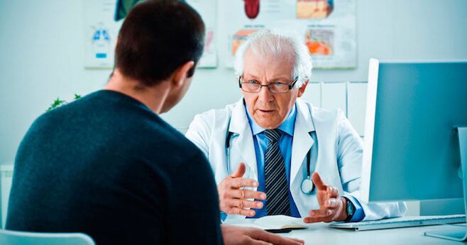 Un médecin conseille un homme sur les médicaments augmentant la puissance